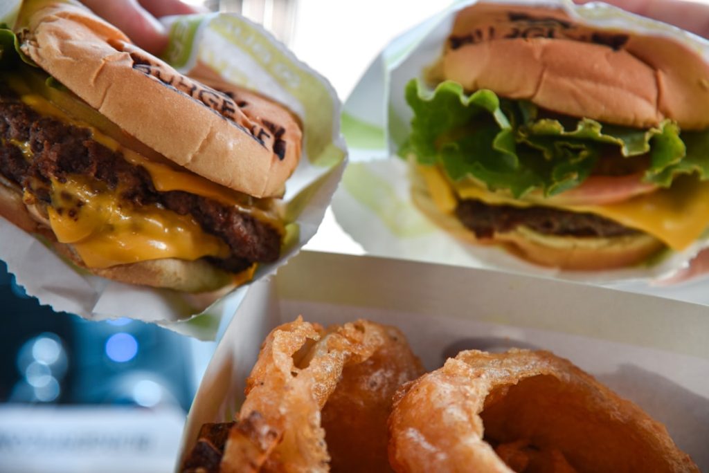 découvrez les franchises de burgers les plus rentables pour investir avec succès dans le secteur de la restauration rapide.