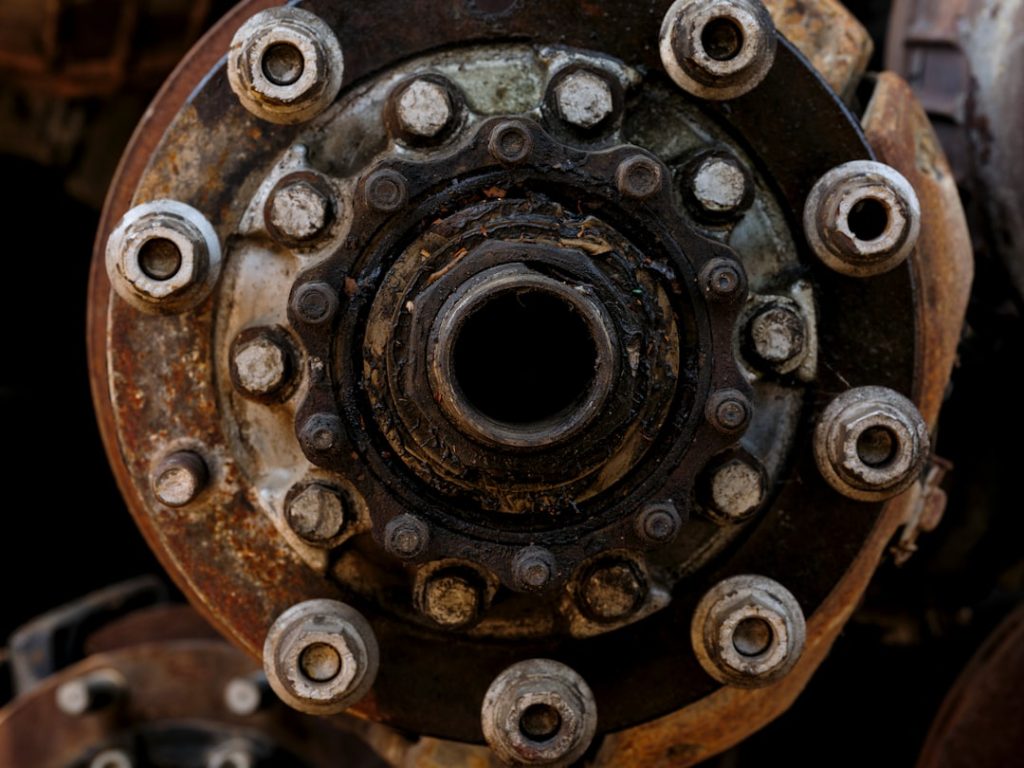 découvrez les différences essentielles entre l'huile hydraulique et l'huile moteur, leurs usages spécifiques, et comment choisir le bon lubrifiant pour optimiser la performance de vos équipements.