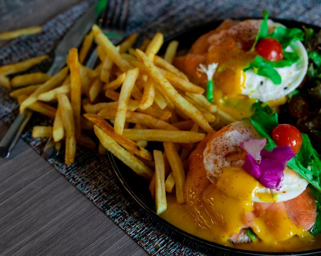 découvrez comment présenter élégamment du saumon fumé pour impressionner vos invités avec une touche gourmande et raffinée.