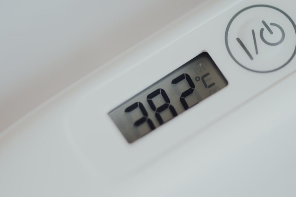 découvrez comment régler la température du thermostat de votre réfrigérateur pour conserver vos aliments frais et économiser de l'énergie efficacement.