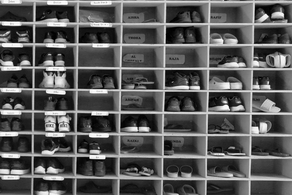 organisez et rangez vos chaussures avec notre meuble à chaussures pratique et élégant, idéal pour optimiser l'espace de votre entrée ou dressing.