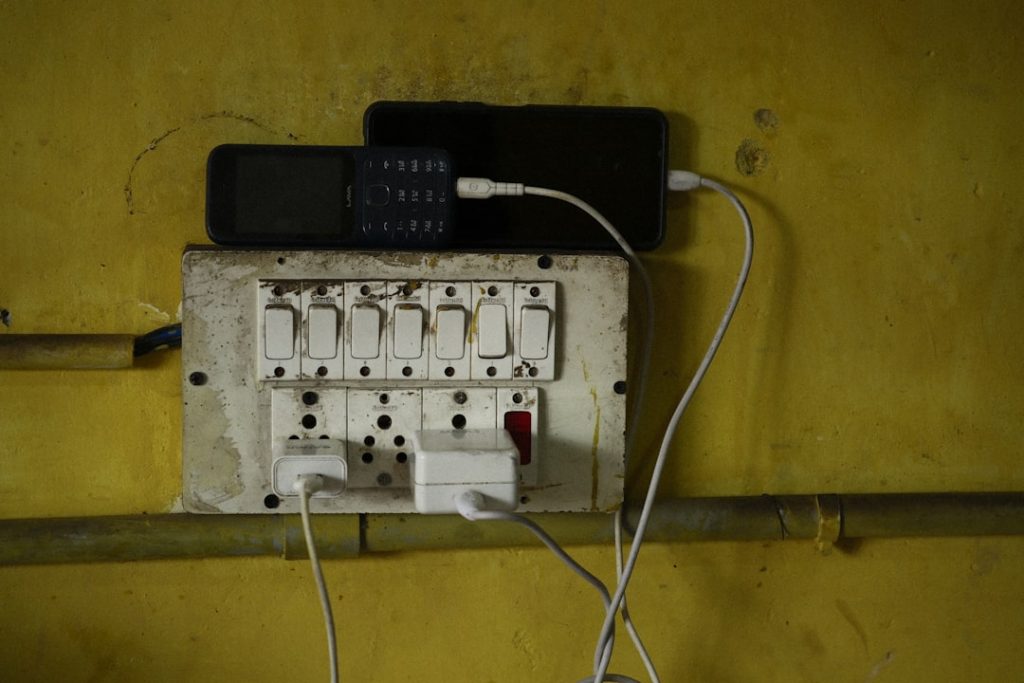 installation de prise triphasée : guide complet pour une installation sécurisée et conforme aux normes électriques.